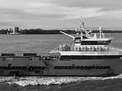 2807 - Crew Boat